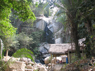 http://www.puertovallartatours.net/images/yelapa/new/waterfall.jpg 